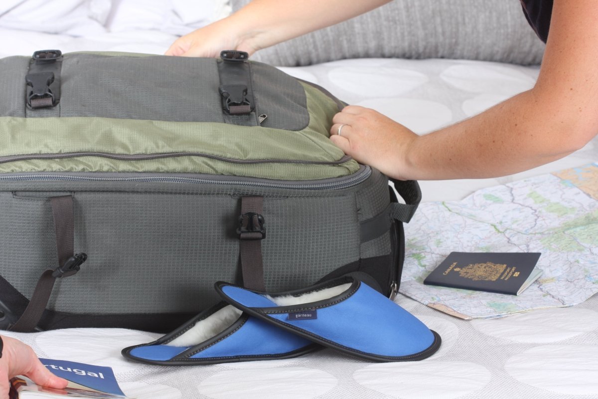 Les essentiels à mettre dans son sac pour une fin de semaine au chalet - Pantoufles Garneau