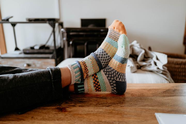 Homme portant des bas Solmate vert en coton recyclé