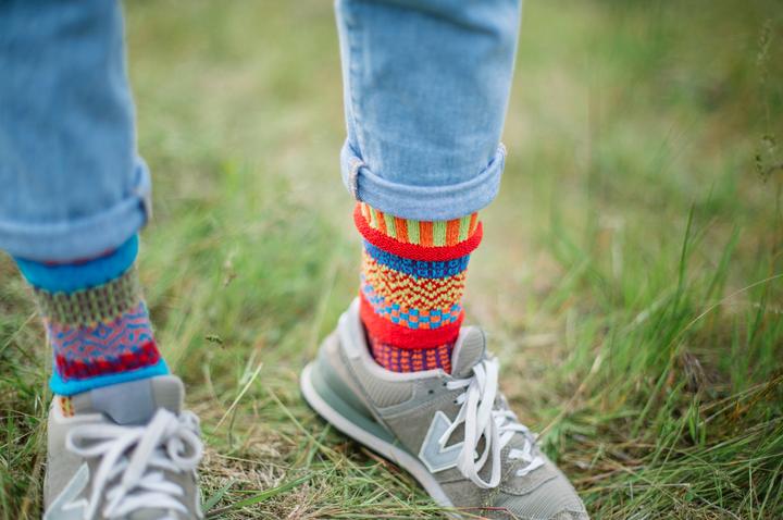 Personne portant des bas Solmate orange en coton recyclé