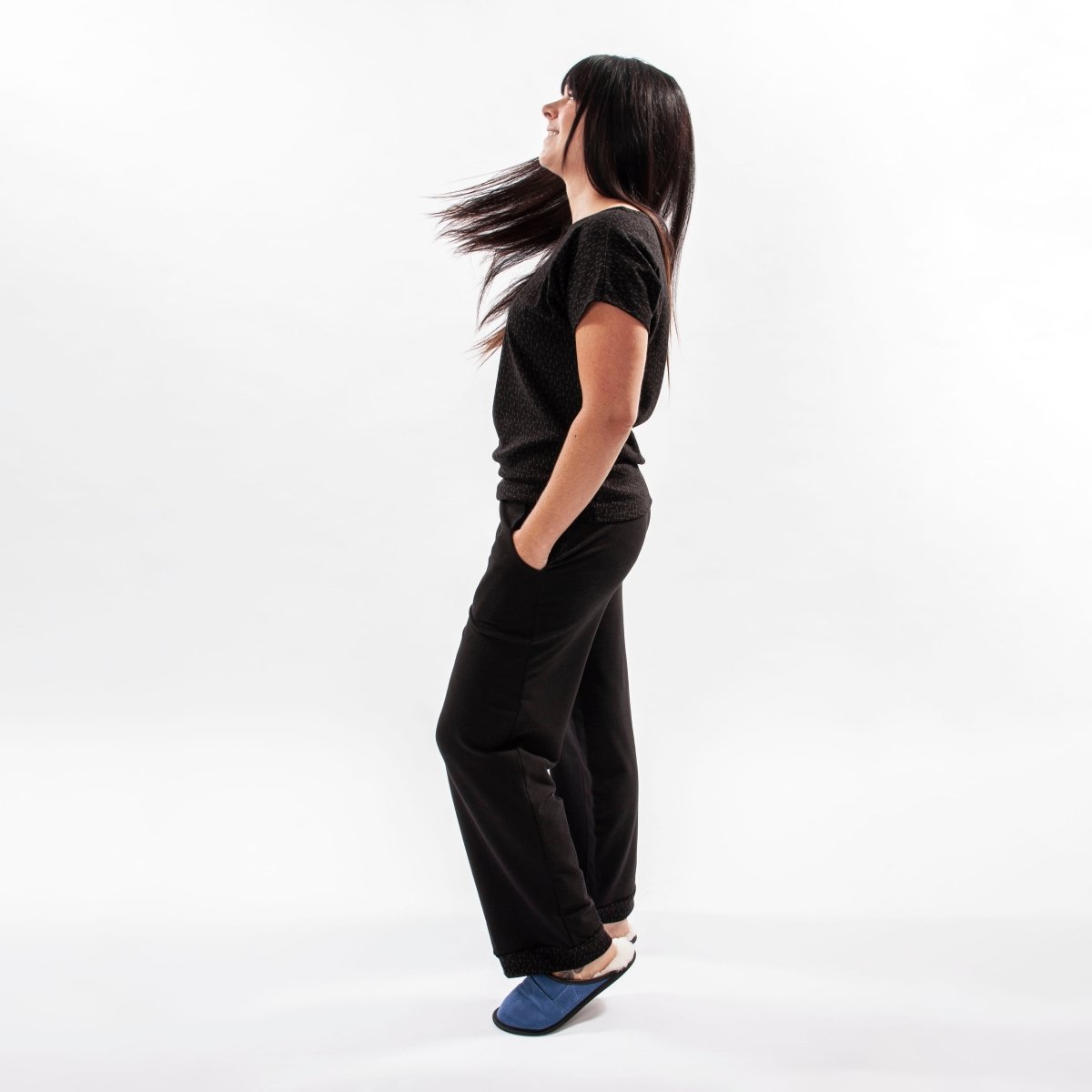 Femme debout portant un pyjama noir en bambou